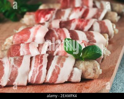 Salsicce avvolto in pancetta Foto Stock