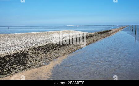 Acqua frangiflutti all'entrata del porto di Harlesiel Foto Stock