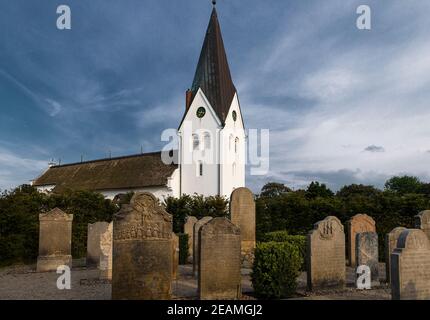 La foto mostra la chiesa di Nebel su Amrum in il sole della sera Foto Stock
