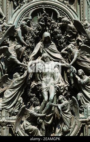 Compianto di Cristo, dettaglio della principale porta di bronzo del Duomo di Milano e il Duomo di Santa Maria Nascente, Milano, Lombardia, Italia Foto Stock