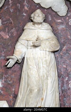 San Francesco d Assisi statua sull'altare di San Francesco di Assisi nella Basilica di San Giovanni Battista a Zagabria in Croazia Foto Stock