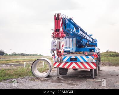 La gru per cantieri sta sollevando un cartello a LED per la pubblicità Foto Stock