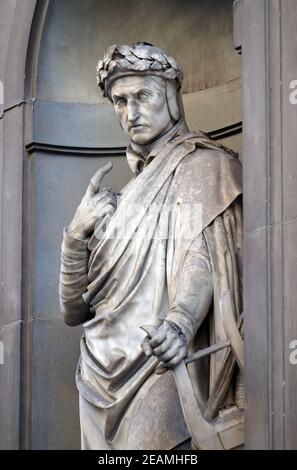 Dante Alighieri nelle nicchie del colonnato degli Uffizi a Firenze, Italia Foto Stock