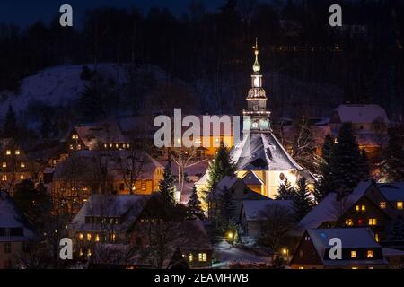 Chiesa illuminata a Seiffen a Christmastime. Sassonia Germania Foto Stock