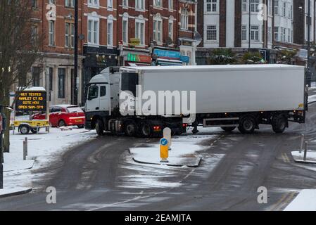 Consegna di cibo nelle prime ore per il supermercato Co-op a Hamlet Court Road, Westcliff on Sea, Essex, Regno Unito, con neve da Storm Darcy. U girare su strada Foto Stock