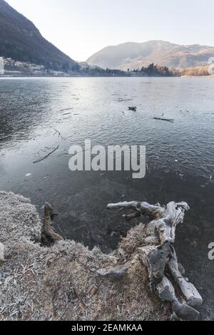 Iced il lago di Endine Foto Stock