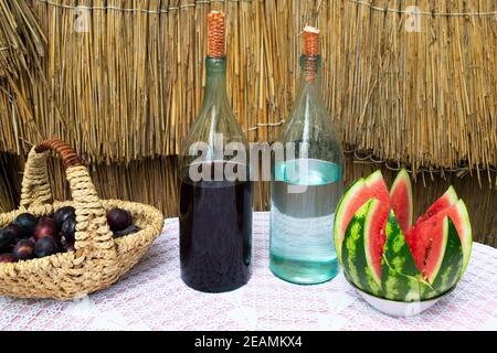 Il numero di bottiglie di vino e moonshine sul tavolo Foto Stock