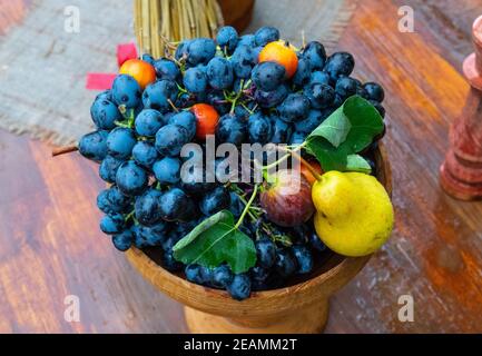 Blue uva e pere in un vaso. Composizione di frutta. Foto Stock