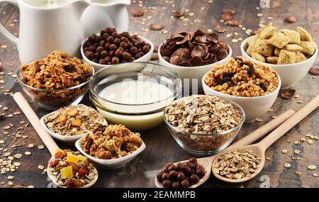 Composizione con diversi tipi di cereali per la prima colazione di prodotti Foto Stock