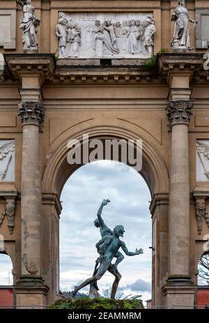 Firenze, Italia - 2021 gennaio 31: Statua di Apollo e Dafne, di marcello Tommasi (1983) in Piazza della Libertà. Arco trionfale della Lorena nella ba Foto Stock