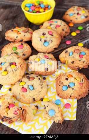 Deliziosi biscotti con lenticchie di cioccolato Foto Stock