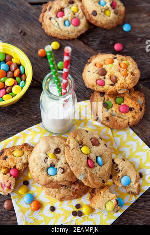 Deliziosi biscotti con lenticchie di cioccolato Foto Stock