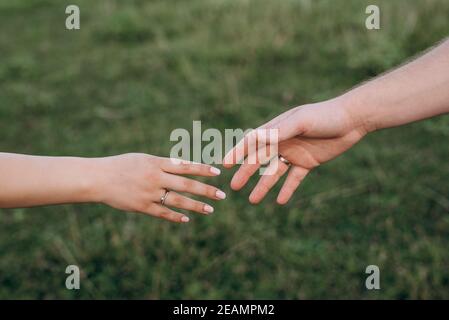 schema di handshaking e distanziamento in psicologia e scienza del corpo Foto Stock