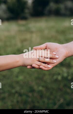 schema di handshaking e distanziamento in psicologia e scienza del corpo Foto Stock