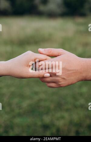 schema di handshaking e distanziamento in psicologia e scienza del corpo Foto Stock