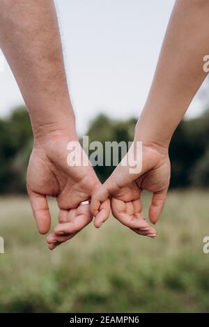 schema di handshaking e distanziamento in psicologia e scienza del corpo Foto Stock