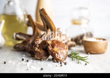 Costolette di agnello grigliate sul tavolo da cucina. Foto Stock