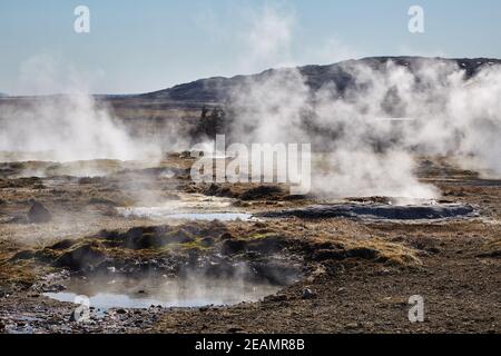 Piscine geotermiche calde che fumano in Islanda Foto Stock