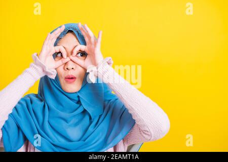 Asian musulmana Araba donna Islam indossare velo hijab sorriso lei mostra le dita dei gesti in un gesto corretto sopra la sua cey Foto Stock