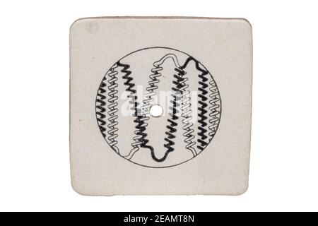 Manutenzione e accessori di un proiettore vintage. Primo piano di una diapositiva in cartoncino per la regolazione della lampada di proiezione del proiettore. Macro. Foto Stock