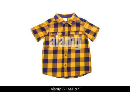 Vestiti per bambini. Elegante camicia in plaid blu con maniche corte e tasche per ragazzi isolate su sfondo bianco. Moda estiva bambini. Foto Stock