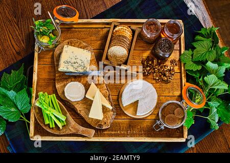 Cheeseboard di formaggi inglesi pregiati con un assortimento di cracker. Foto Stock