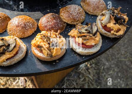 Colazione all'aperto con pomodoro, funghi, omelette d'uovo. Foto Stock