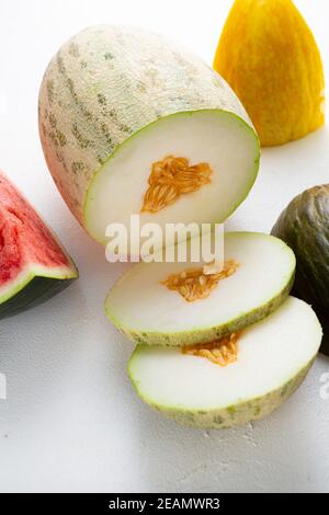 Primo piano delle fette di melone sulla superficie leggera Foto Stock