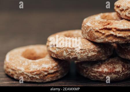 Bellissimi bagel e pani di zenzero su uno sfondo marrone Foto Stock