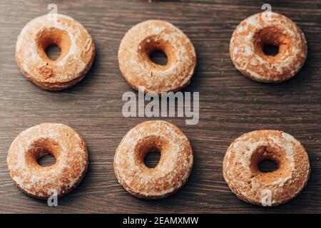 Bellissimi bagel e pani di zenzero su uno sfondo marrone Foto Stock