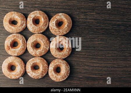 Bellissimi bagel e pani di zenzero su uno sfondo marrone Foto Stock