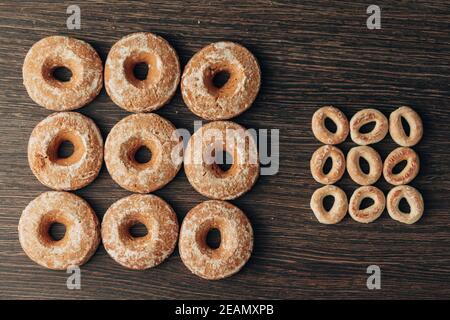 Bellissimi bagel e pani di zenzero su uno sfondo marrone Foto Stock