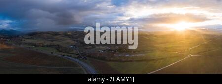 Il tramonto illumina estesi vigneti a Livermore, California. Questa splendida parte della zona della baia è famosa per le sue aziende vinicole e le birrerie artigianali. Foto Stock