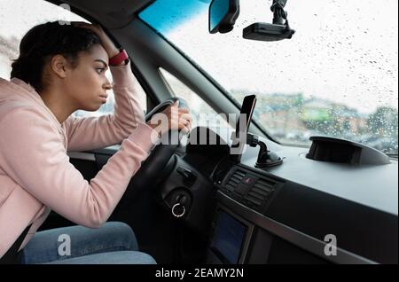 Essere in ritardo per lavoro, bloccato a ingorghi traffico in città Foto Stock