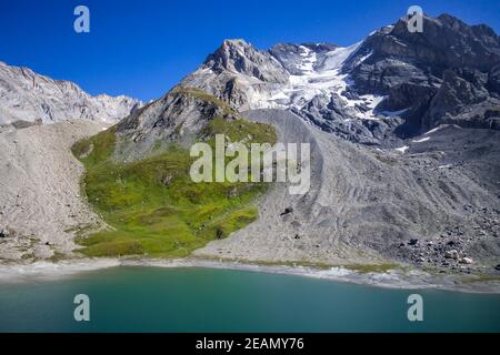 Lago lungo e ghiacciaio alpino Grande casse nelle alpi francesi Foto Stock