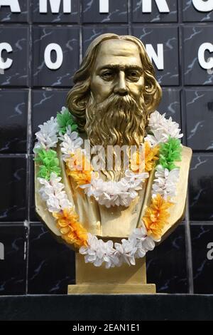 Monumento di Rabindranath Tagore a Kolkata, India, divenne il primo non-europeo a vincere il Premio Nobel per la letteratura nel 1913. Foto Stock