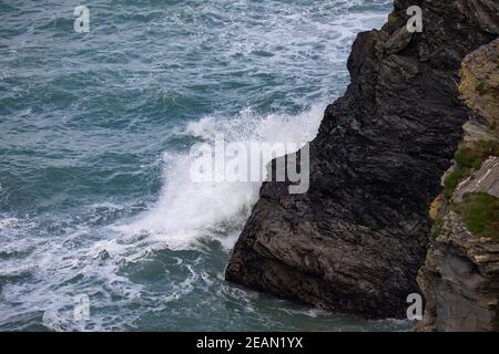 Hells bocca Cornwall10 febbraio 2021, mari calmi visto da Hells bocca in Cornovaglia dopo la tempesta Darcy. Le scogliere sono alte circa 300 metri e offrono una vista mozzafiato. La temperatura era 2C ma con il fattore di raffreddamento del vento sembrava -3C. La previsione è di essere luce nuvola e una brezza moderata per il resto del day.Credit: Keith Larby/Alamy Live News Foto Stock