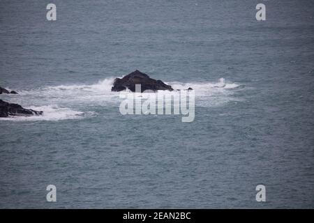 Hells bocca Cornwall10 febbraio 2021, mari calmi visto da Hells bocca in Cornovaglia dopo la tempesta Darcy. Le scogliere sono alte circa 300 metri e offrono una vista mozzafiato. La temperatura era 2C ma con il fattore di raffreddamento del vento sembrava -3C. La previsione è di essere luce nuvola e una brezza moderata per il resto del day.Credit: Keith Larby/Alamy Live News Foto Stock