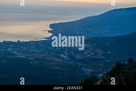 Montagne e foreste di Crimea. Alberi di conifere e decidui sulle colline di montagne e rocce Foto Stock