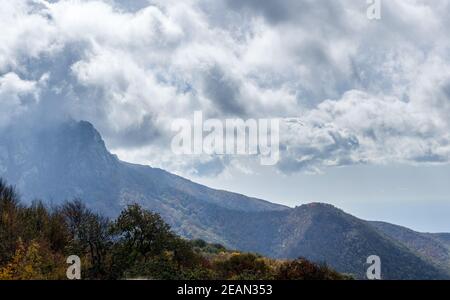 Montagne e foreste di Crimea. Alberi di conifere e decidui sulle colline di montagne e rocce Foto Stock