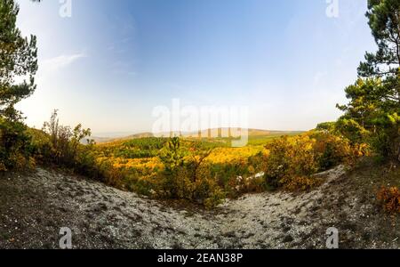 Montagne e foreste di Crimea. Alberi di conifere e decidui sulle colline di montagne e rocce Foto Stock
