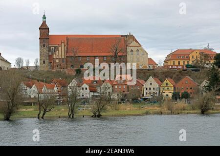 21 gennaio 2021, Sassonia-Anhalt, Havelberg: Vista sul fiume Havel fino alla Cattedrale di Santa Maria a Havelberg. La costruzione della cattedrale, originariamente costruita in stile romanico, risale al 1150. Si dice inoltre che il monastero al quale appartiene il chiostro sia stato costruito nella seconda metà del XII secolo. Foto: Peter Gercke/dpa-Zentralbild/ZB Foto Stock