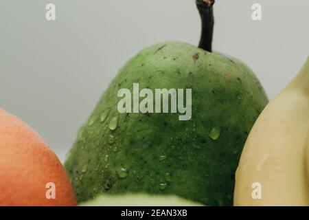 Pear primo piano con gocce d'acqua sulla Peel Foto Stock