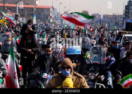 Teheran, Iran. 10 Feb 2021. Gli iraniani prendono parte al rally per commemorare il 42° anniversario della vittoria della rivoluzione islamica dell'Iran che è stata tenuta dalle motociclette in occasione dell'epidemia di COVID-19 in iran. (Foto di Sobhan Farajvan/Pacific Press) Credit: Pacific Press Media Production Corp./Alamy Live News Foto Stock