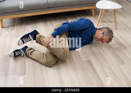 Vecchio uomo caduto senior. Scivolamento degli anziani Foto Stock