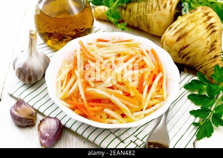 Insalata di pastinaca e carota su tovagliolo Foto Stock