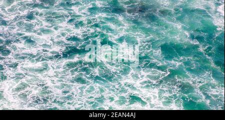 Scenic aerial shot di blu oceano con onde schiumoso per lo sfondo Foto Stock