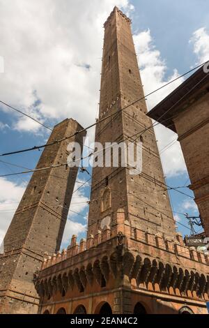 Le torri gemelle o due torri a Bologna, la Torre Garisenda e la Torre Asinelli Foto Stock