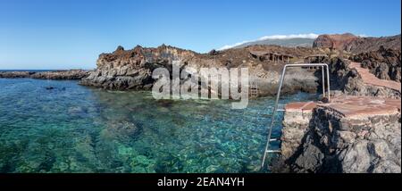 Panorama della baia di nuoto Playa de Tacoron vicino a la Restinga a El Hierro Foto Stock