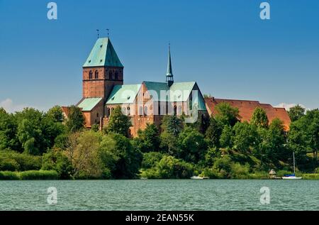 Cattedrale romanica di Ratzeburg vista attraverso Domsee dal porto delle barche sulla riva orientale nella zona dei laghi di Lauenburg in Schleswig-Holstein, Germania Foto Stock